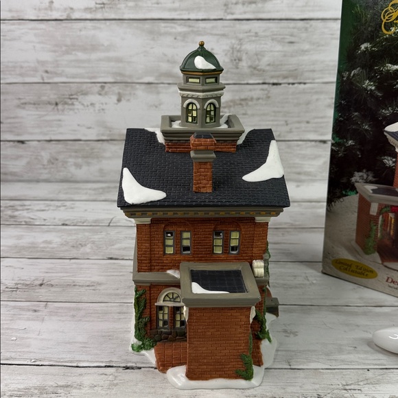 Heartland Valley Village O’Well Deluxe lighted Porcelain Christmas Village house